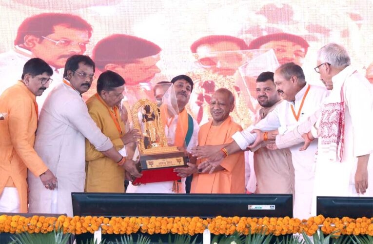 मंच पर मुख्यमंत्री के आने के बाद से पंडाल में गूंजता रहा जय  राम व बुलडोजर बाबा का जयघोष