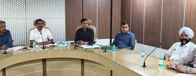 परिवहन सचिव ने बस संचालकों और अधिकृत वेंडरों के साथ की समीक्षा बैठक