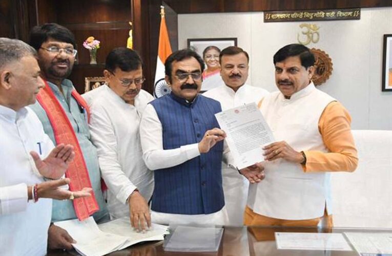 जबलपुर एयरपोर्ट का नाम वीरांगना रानी दुर्गावती के नाम पर रखने का प्रस्ताव, मंत्री राकेश सिंह ने मुख्यमंत्री को सौंपा पत्र