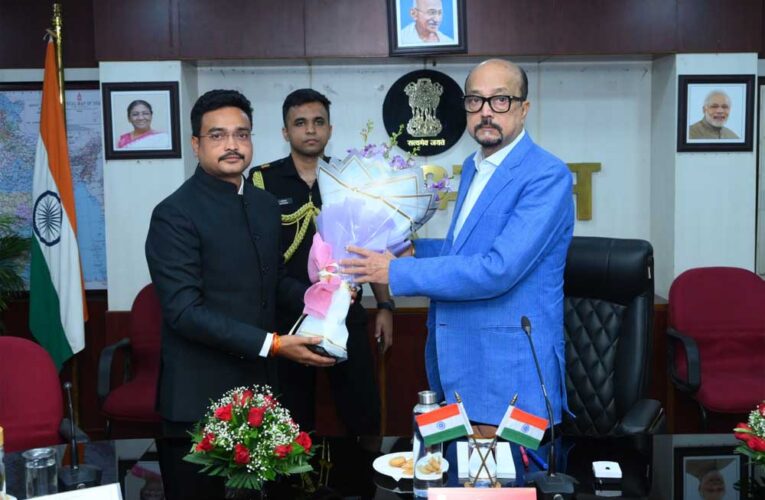 पर्यावरण संरक्षण और जलवायु परिवर्तन जैसी वैश्विक चुनौतियों से निपटने में वन अधिकारियों की महत्वपूर्ण भूमिका-राज्यपाल  रमेन डेका