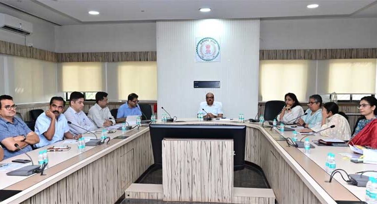 मुख्य सचिव ने सीएम हेल्पलाइन में संवेदनशीलता से काम करने के दिए निर्देश