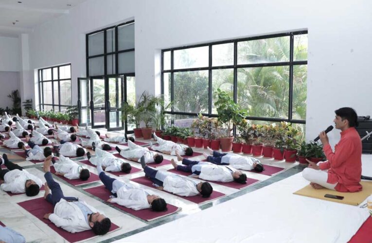 बीएमएचआरसी में योग सप्ताह के तीसरे दिन मरीजों और विद्यार्थियों के लिए योग सत्र आयोजित