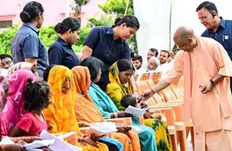 जनता दर्शन में योगी सख्त, बोले- भूमाफियाओं पर एफआईआर कर भेजें जेल