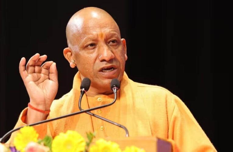 अयोध्या में CM योगी का सपा-कांग्रेस पर हमला, बोले- ‘हनुमानगढ़ी की सीढ़ियों पर नमाज पढ़वाने का पाप क्यों कराया?’