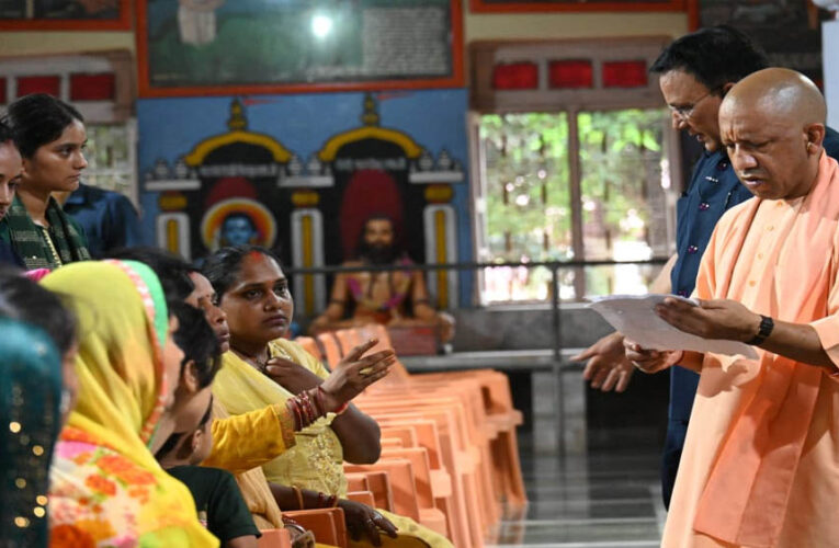 जनसेवा सर्वोपरि : प्रतिकूल मौसम में भी सीएम योगी ने किया जनता दर्शन