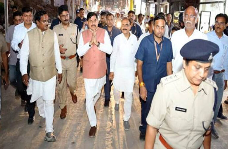 मुख्यमंत्री डॉ. यादव ने शहर का भ्रमण दो पहिया वाहन और पैदल चल कर किया