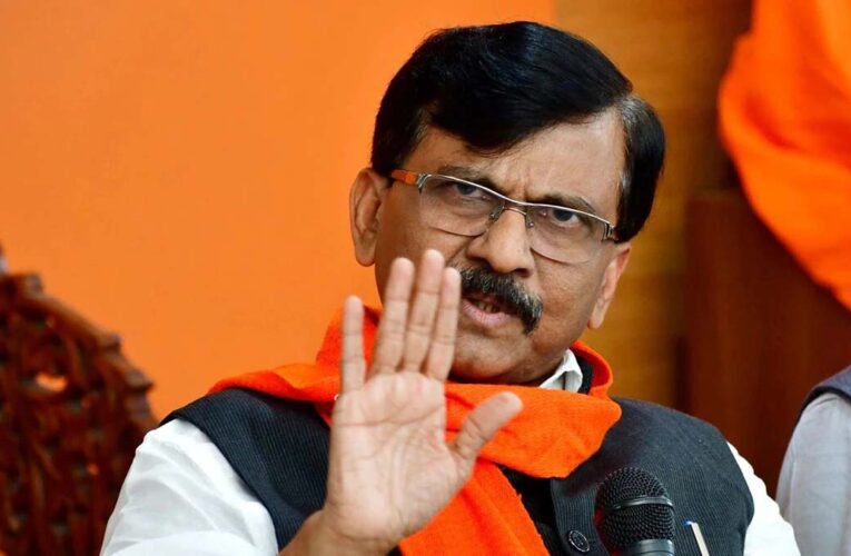 संजय राउत का दावा, फडणवीस जा सकते हैं दिल्ली महाराष्ट्र में बदलाव संभव