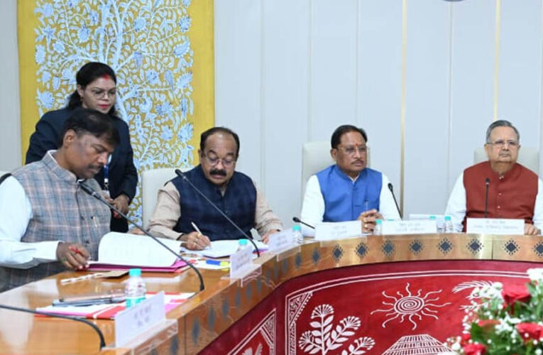 मानसून सत्र से पहले सौजन्य मुलाकात: मुख्यमंत्री विष्णु देव साय ने विधानसभा अध्यक्ष डॉ. रमन सिंह का किया अभिनंदन
