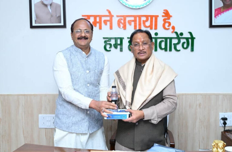हज यात्रा संपन्न होने पर हज कमेटी अध्यक्ष ने सीएम विष्णु देव साय को भेंट किया ज़मज़म जल और खजूर