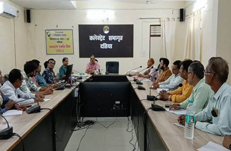 दतिया में निर्वाचन आयोग के दिशा-निर्देशों के अनुरूप प्रशासन सक्रिय