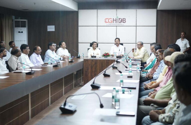 छत्तीसगढ़ गृह निर्माण मंडल ने ठेकेदारों संग की बैठक, गुणवत्ता पर जोर