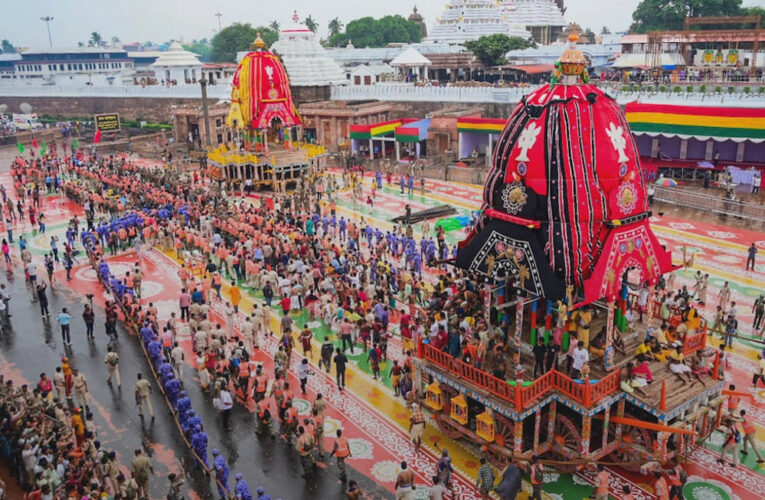 Jagannath Rath Yatra 2026: झमाझम बारिश के बीच जय जगन्नाथ के जयघोष से गूंजा पुरी, लाखों श्रद्धालुओं ने किए दिव्य रथों के दर्शन