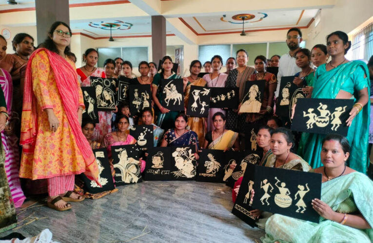 बलौदाबाजार में समूह की 40 महिलाओं को मिला धान और पैरा आर्ट का प्रशिक्षण