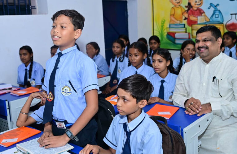 रायपुर : शाला प्रवेशोत्सव: शिक्षा मंत्री गजेन्द्र यादव ने बच्चों संग बैठकर सिखाया पहाड़ा, स्मार्ट क्लास का किया लोकार्पण