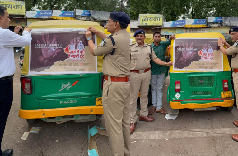 नशे से दूरी, है ज़रूरी 2.0 अभियान तेज, झाबुआ पुलिस ने ऑटो और सवारी वाहनों पर लगाए नशामुक्ति संदेश