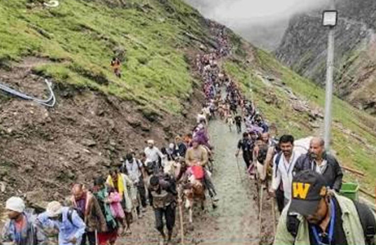 खराब मौसम के चलते माता वैष्णो देवी यात्रा पर रोक, प्रशासन ने श्रद्धालुओं के लिए जारी किया बड़ा अपडेट