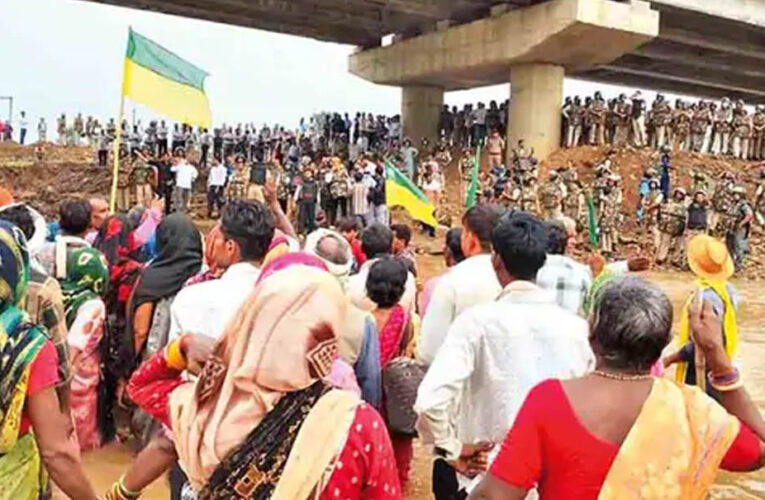 केन-बेतवा परियोजना: 17 दिन बाद खत्म हुआ ‘चिता आंदोलन’, प्रशासन ने प्रभावितों को बलपूर्वक हटाया, अनशन जारी