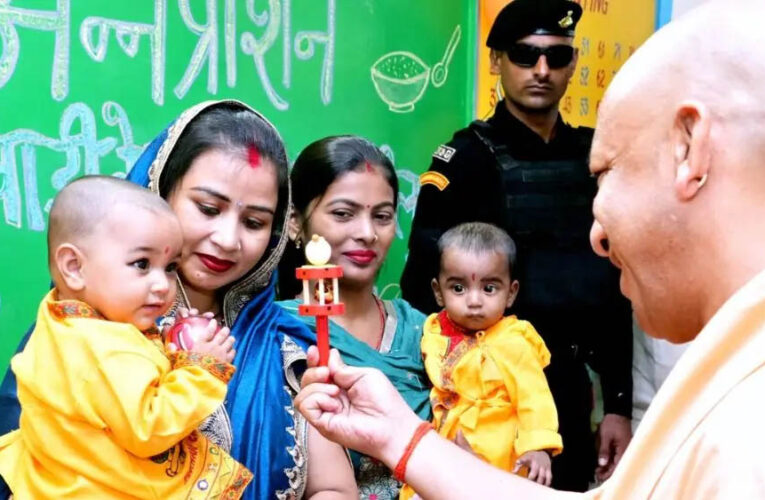 सीएम ने बच्चों का अन्नप्राशन कराया और स्टॉलों का किया अवलोकन