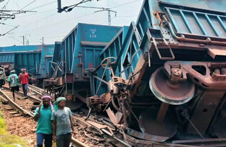 गाजियाबाद-दिल्ली रेल रूट पर बड़ा हादसा, मालगाड़ी के 6 डिब्बे पटरी से उतरे; 53 ट्रेनें प्रभावित