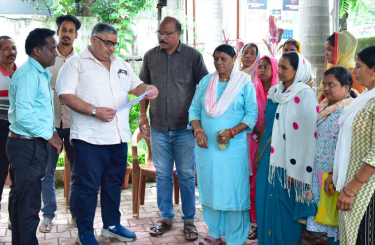 जनदर्शन में पर्यटन एवं संस्कृति मंत्री राजेश अग्रवाल ने सुनीं लोगों की समस्याएं, त्वरित समाधान के दिए निर्देश