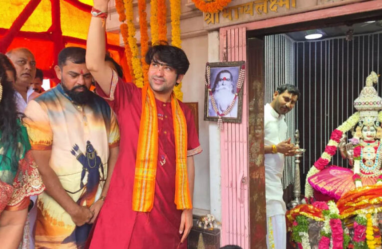 चारमीनार पहुंचे धीरेंद्र शास्त्री, भाग्यलक्ष्मी मंदिर में बोले- राम मंदिर की तर्ज पर हो निर्माण
