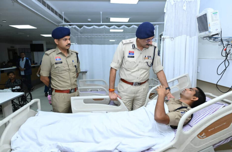 पुलिस कमिश्नर संजीव शुक्ला ने अस्पताल पहुंचकर घायल पुलिस जवानों का जाना हाल