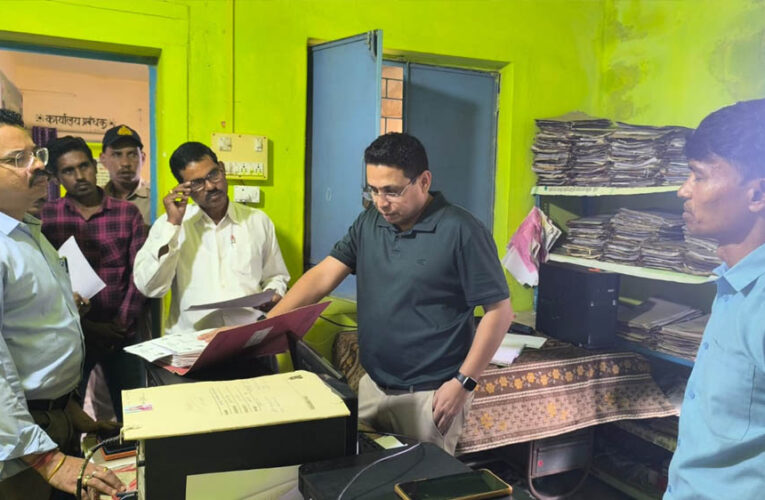 कलेक्टर ने धनगवां सहकारी समिति का किया निरीक्षण