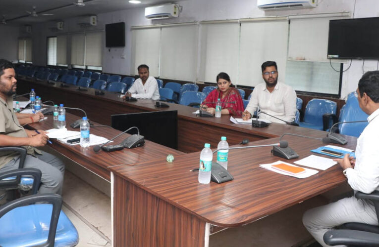 नगरीय निकायों में स्वच्छता पर विशेष ध्यान दें, कचरा फैलाने वालों पर लगायें जुर्माना – कलेक्टर