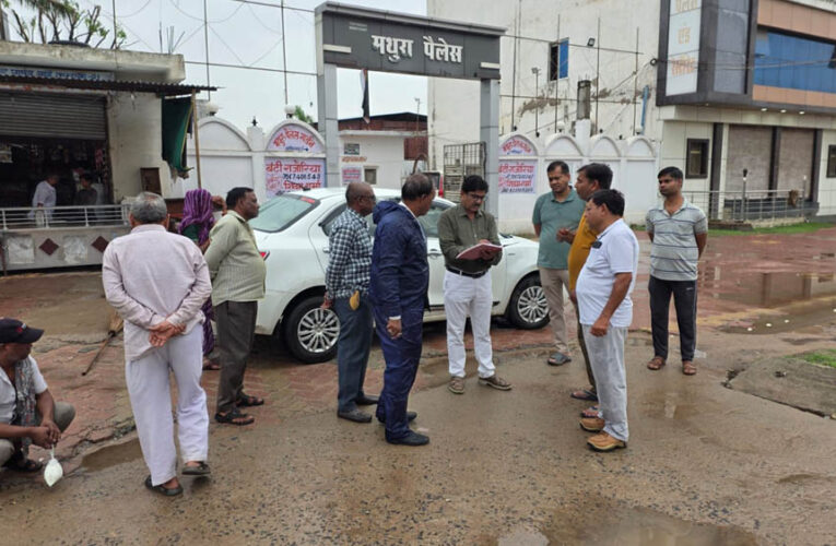 बारिश से पहले होनी थी तैयारी, तब क्रिकेट में व्यस्त थीं महापौर! अब व्यवस्थाएं संभालने सड़क पर उतरे निगम आयुक्त, तो शुरू हुई सियासत