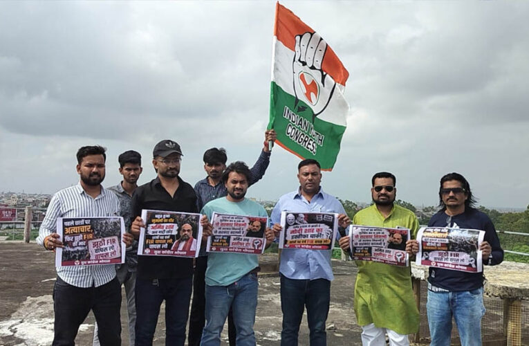 भोपाल में पानी की टंकी पर चढ़े युवा कांग्रेस कार्यकर्ता, मांगा अमित शाह का इस्तीफा