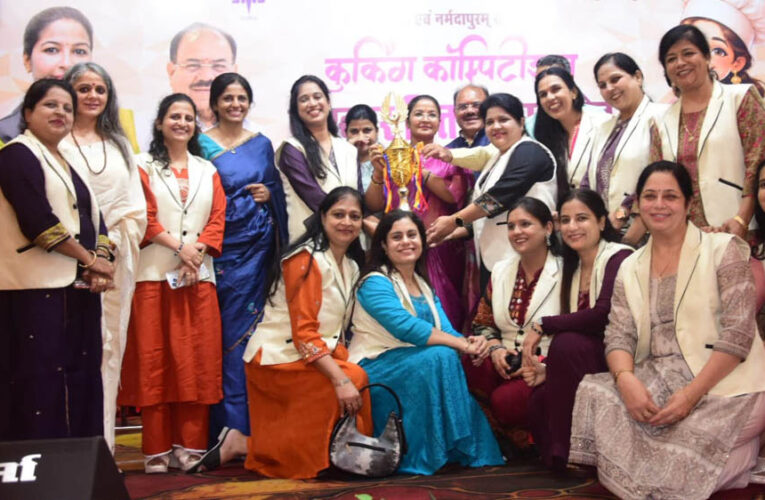सिंधी व्यंजन प्रतियोगिता की विजेताओं को मानस भवन में बांटे गए पुरस्कार