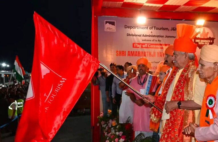 Amarnath Yatra 2026: ‘बम बम भोले’ के जयघोष के बीच पहला जत्था रवाना, एलजी मनोज सिन्हा ने दिखाई हरी झंडी