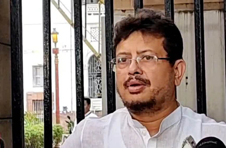 TMC चुनाव चिह्न पर संकट? आज चुनाव आयोग पहुंचेगा ऋतब्रत गुट, ममता बनर्जी की बढ़ेंगी मुश्किलें!