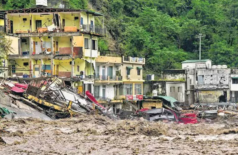 उत्तराखंड में बारिश का कहर, चेतावनी निशान पर पहुंची गंगा; बदरीनाथ हाईवे पर भूस्खलन से संकट