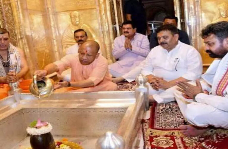 मुख्यमंत्री ने गुरु पूर्णिमा पर किया बाबा विश्वनाथ का दर्शन