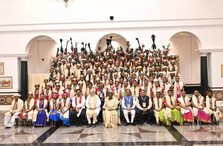 राष्ट्रपति द्रौपदी मुर्मु से छत्तीसगढ़ के बस्तर पंडुम-2026 के विजेताओं, परगना मांझी और पद्म पुरस्कार विजेताओं के प्रतिनिधिमंडल ने मुलाकात की