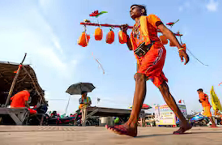 हर-हर महादेव का उद्घोष, कंधों पर आस्था लिए बढ़ चले शिवभक्त