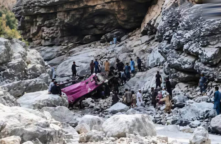 पाकिस्तान में बड़ा सड़क हादसा, खाई में गिरी ओवरलोडेड बस; 40 लोगों की मौत