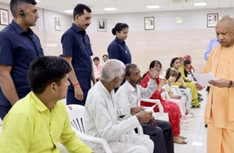 योगी के जनता दर्शन में समस्याओं की सुनवाई, अधिकारियों पर सख्ती दिखाई