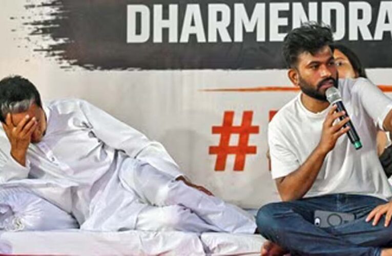 जंतर-मंतर प्रदर्शन में बोले अभिजीत दीपके—सोनम वांगचुक अनुभवी हैं, हम क्यों भूखे रहें