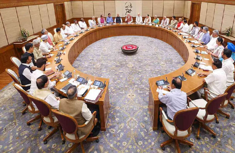 Modi Cabinet Reshuffle: कैबिनेट विस्तार में नौकरशाहों की एंट्री की चर्चा, मिल सकती है बड़ी जिम्मेदारी