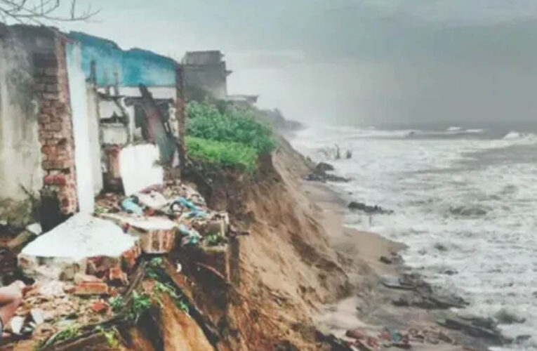ओडिशा में समुद्र का बढ़ता कहर: गंजाम का तट कटाव की चपेट में, 17 गांवों पर मंडराया संकट