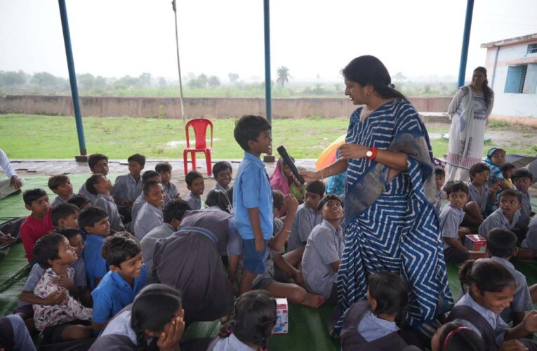 सोशल मीडिया की गुहार पर गांव पहुंची बाल चौपाल, बच्चों को मिले अधिकारों के सबक