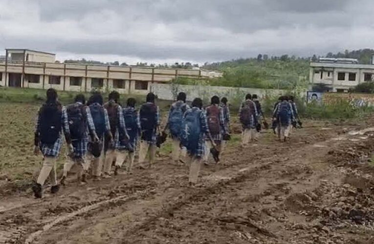 हल्की बारिश में दलदल बना सीएम राइज स्कूल मार्ग, छात्रों की बढ़ी परेशानी