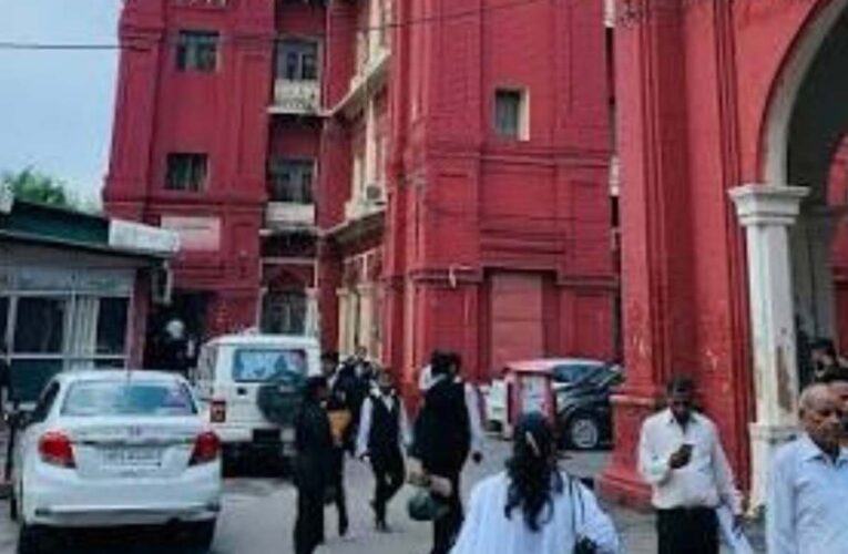लखनऊ सिविल कोर्ट हमला: आरोपी वकीलों की तलाश तेज, 10 पुलिस टीमें कर रहीं छापेमारी