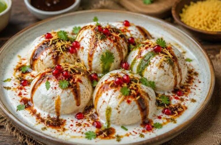 मेहमानों के लिए मिनटों में तैयार करें लखनऊ स्टाइल दही भल्ला, जानें आसान तरीका