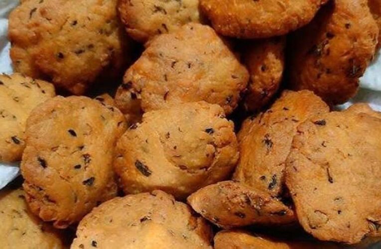 अजवाइन और कसूरी मेथी से बनी कुरकुरी मठरी, एक बार बनाएं और महीनेभर करें स्टोर