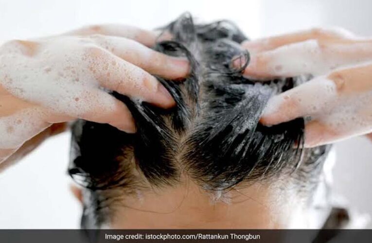 शैम्पू बदलने से नहीं रुकता हेयर फॉल? जानिए बाल झड़ने की असली वजह