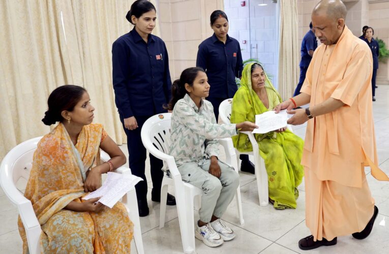 मुख्यमंत्री योगी आदित्यनाथ ने जनता दर्शन में सुनीं फरियादियों की समस्याएं