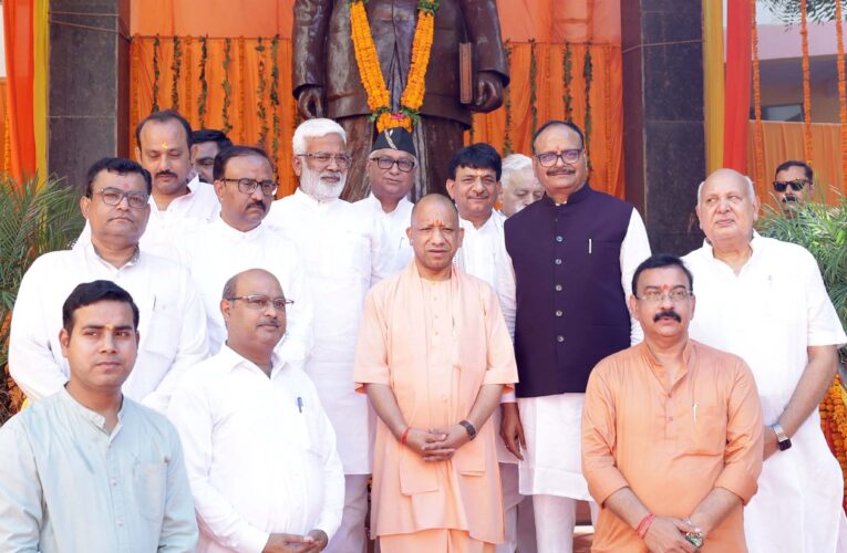योगी आदित्यनाथ ने डॉ. श्यामा प्रसाद मुखर्जी को भारत की एकता का महान सपूत बताया